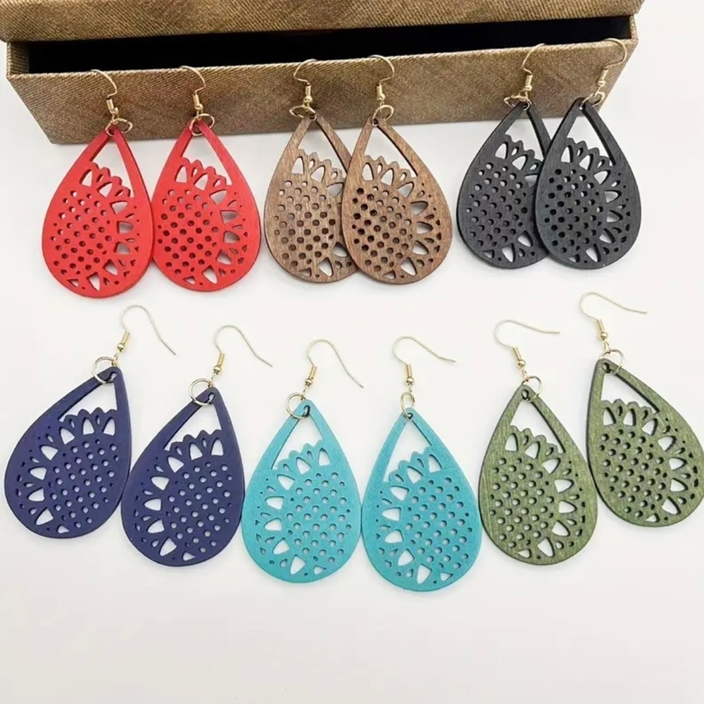 ⭐️ 5 for $25 Green Painted Wood Carved Earrings Gold Tone Hoops - Picture 3 of 5